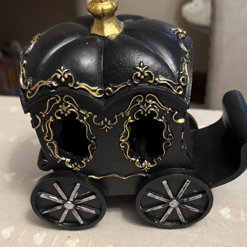 Ashland Black and gothic spooky Carriage Accent - Picture 2 of 3